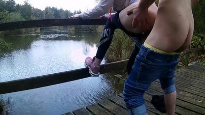 Пара русских тинейджеров трахается на мостике с видом на озеро, спустил ей на кросовок